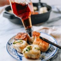Pouring Shanghai rice vinegar over shengjian mantou, jcghk.dfhdjkvfj.cf