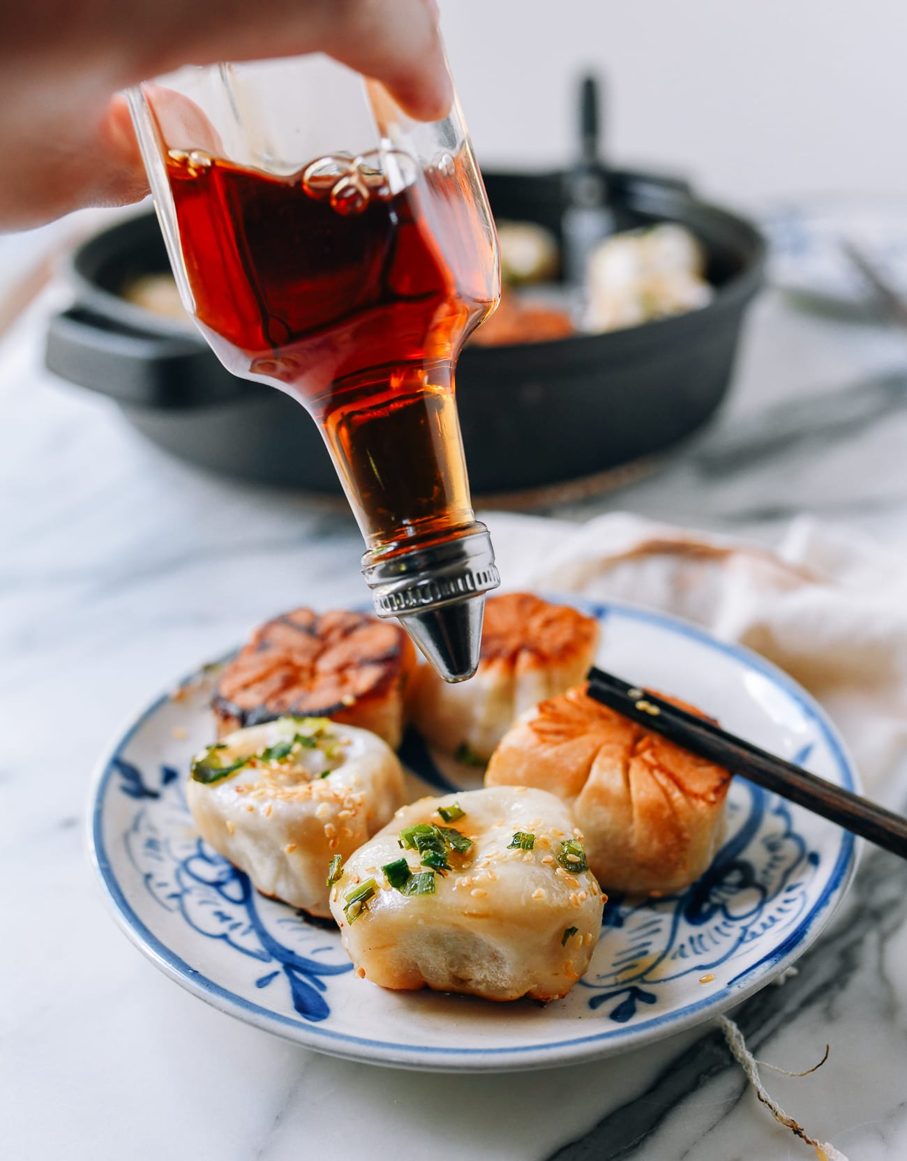 Pouring Shanghai rice vinegar over shengjian mantou, jcghk.dfhdjkvfj.cf