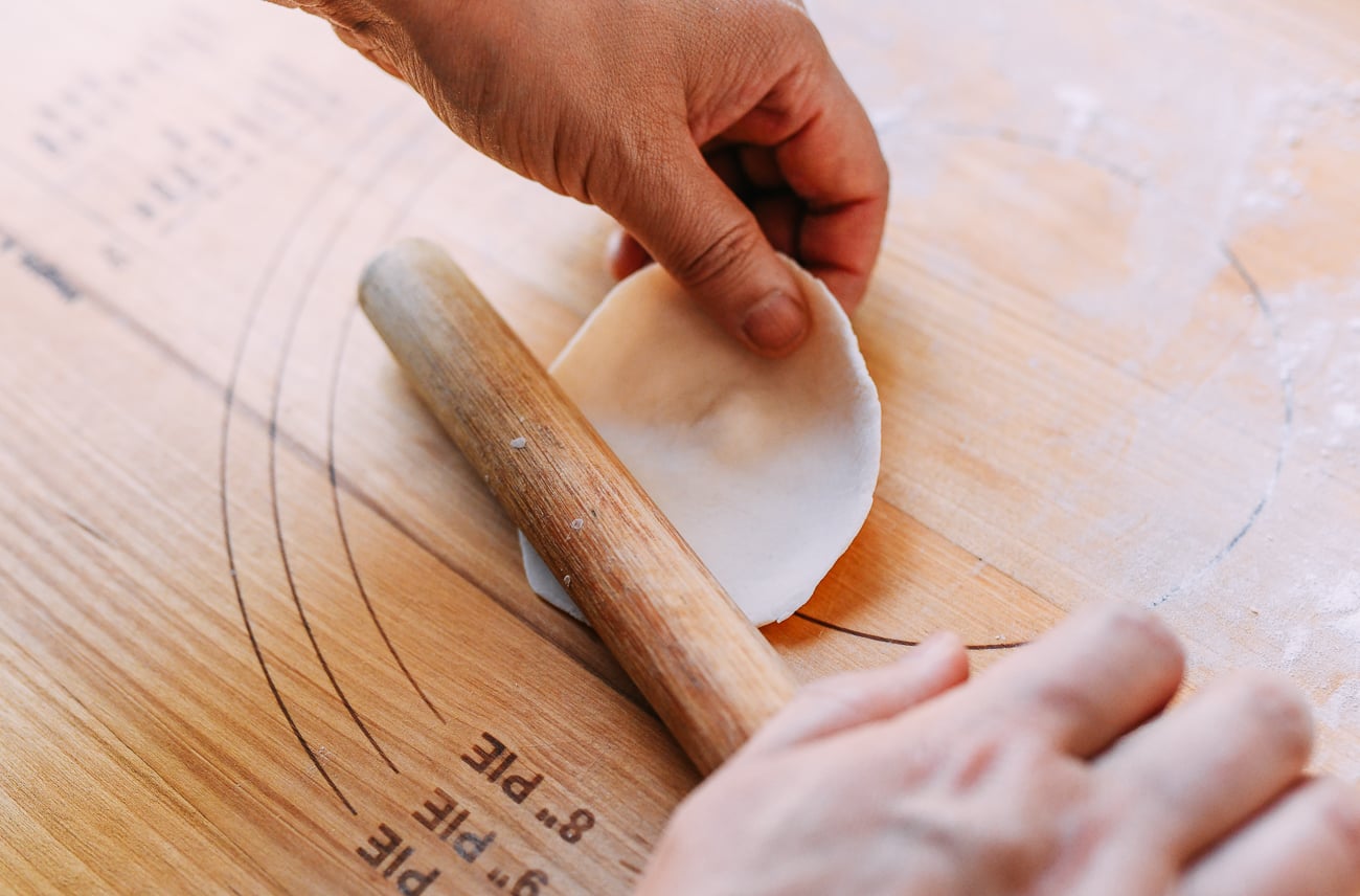 Rolling shengjian bao dough into round circles using a Chinese rolling pin, jcghk.dfhdjkvfj.cf