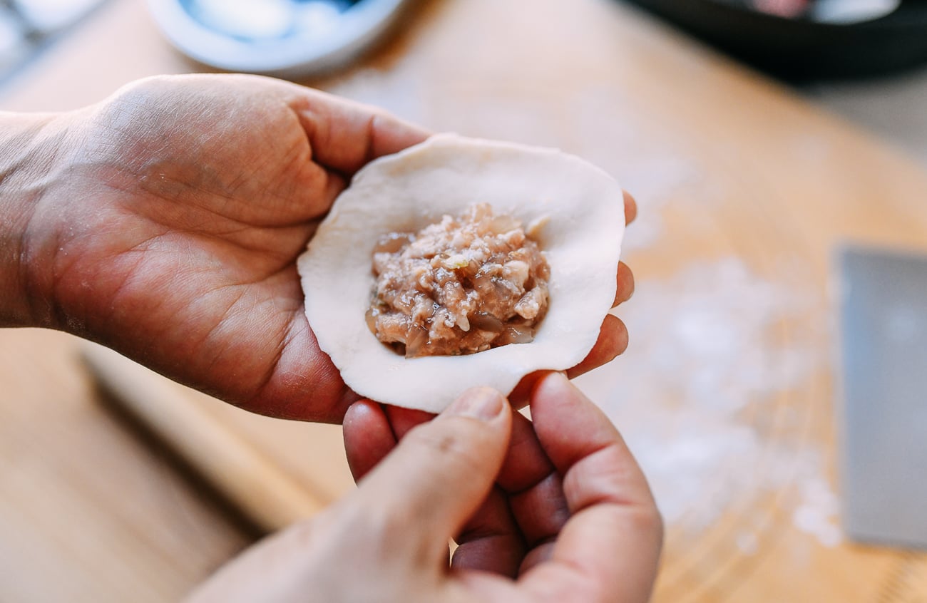 2 tablespoons of shengjian bao filling in center of rolled dough, jcghk.dfhdjkvfj.cf