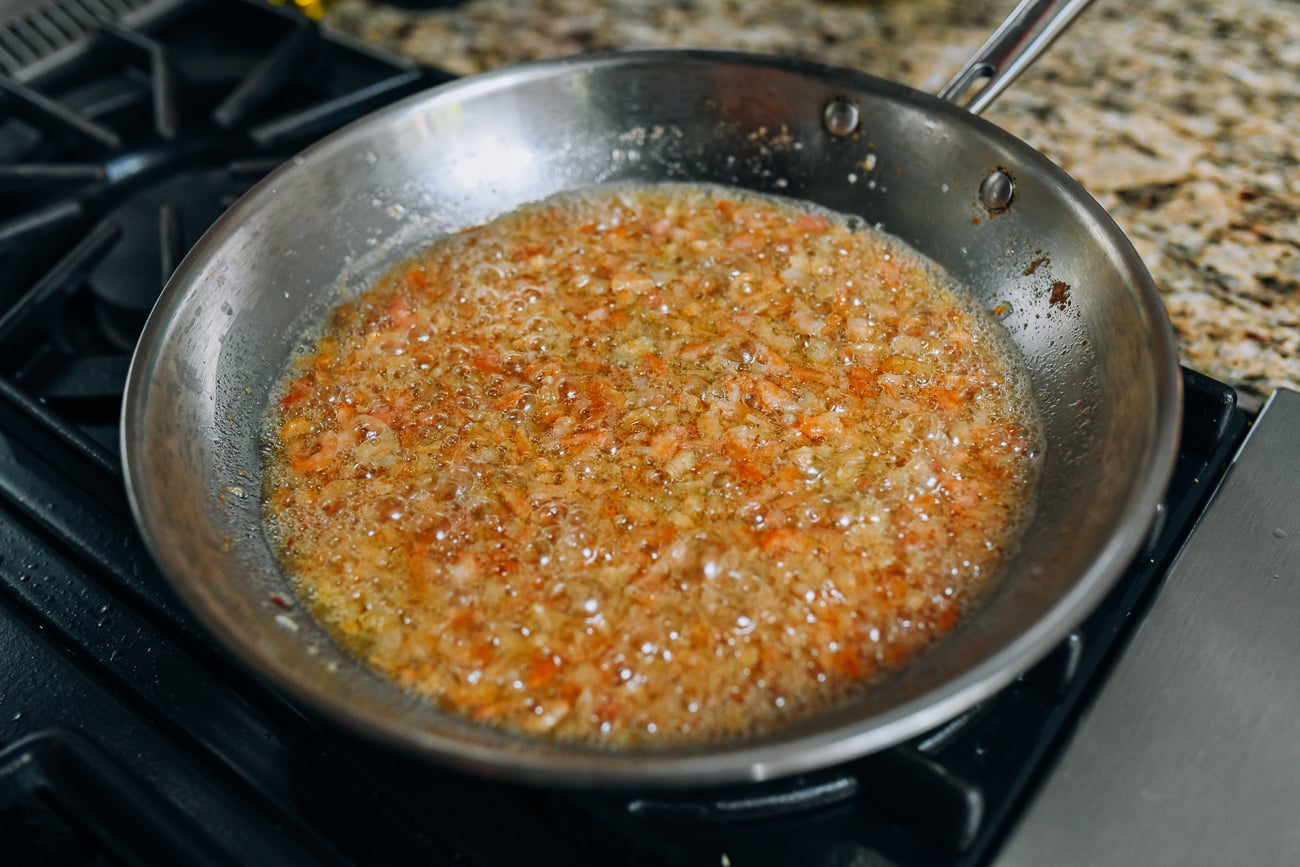 Dried shrimp after frying for 3-5 minutes