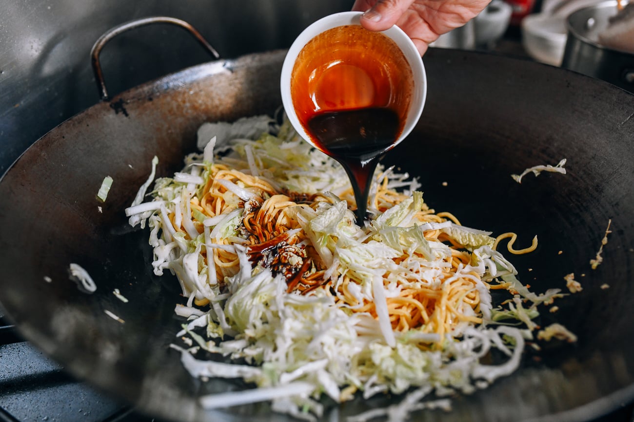 Adding sauce mixture to noodles
