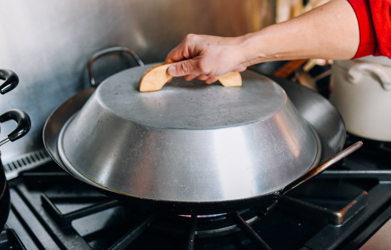 Covering wok with lid