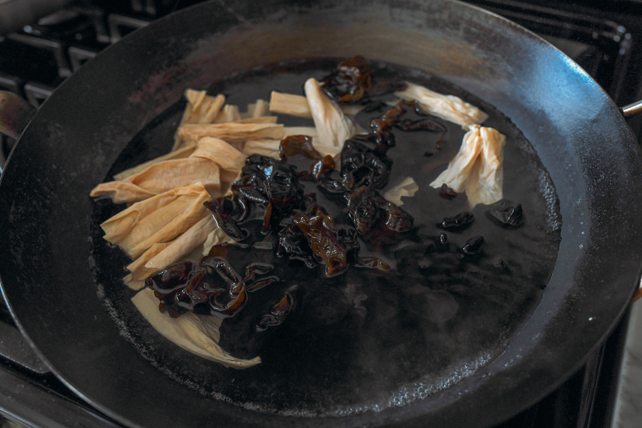 Blanching bean threads and wood ears