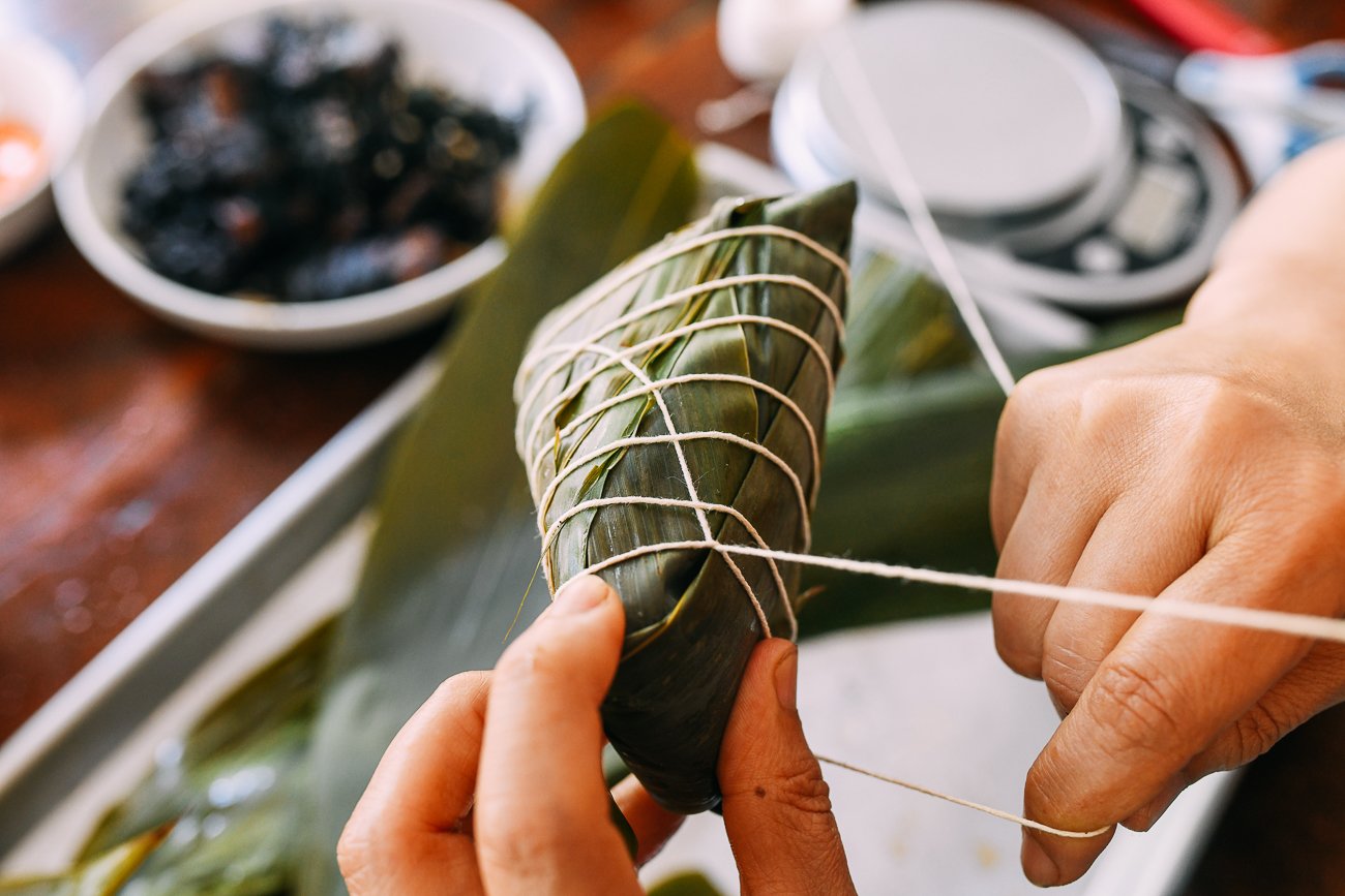 tying zongzi with kitchen string