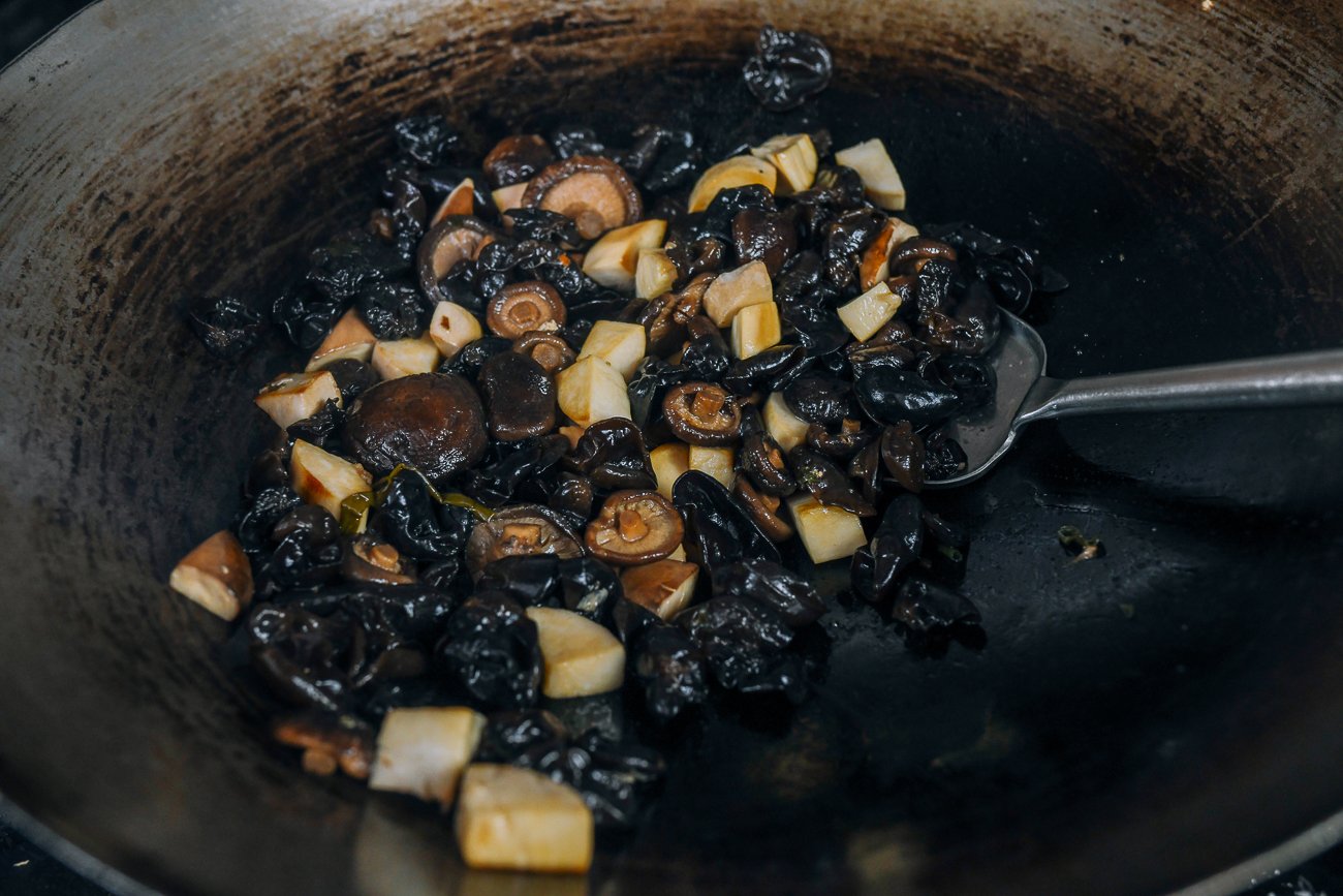 Chinese braised mushroom mixture