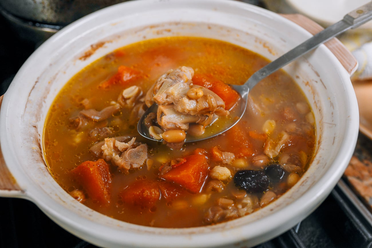 Chinese pig feet papaya soup for postpartum