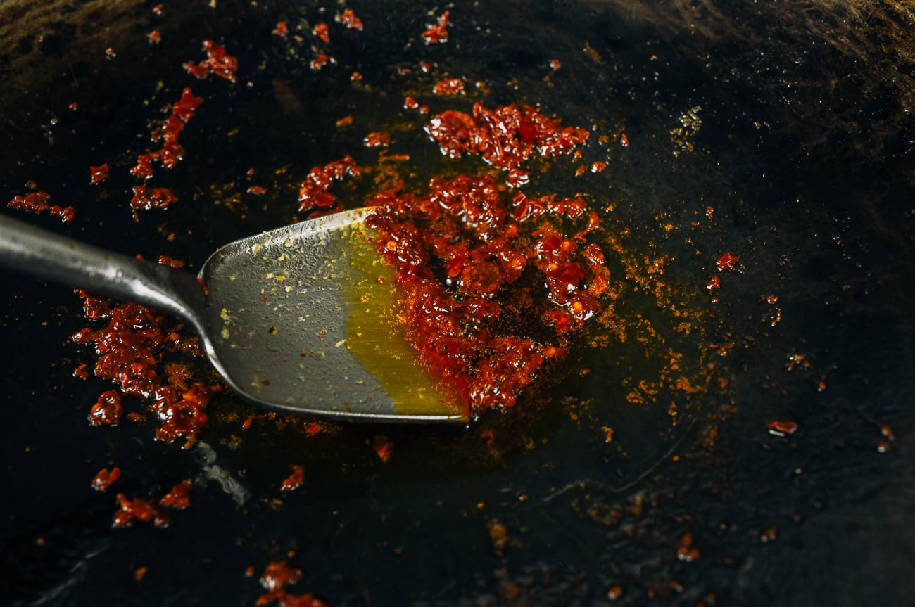 la doubanjiang turning oil red in wok
