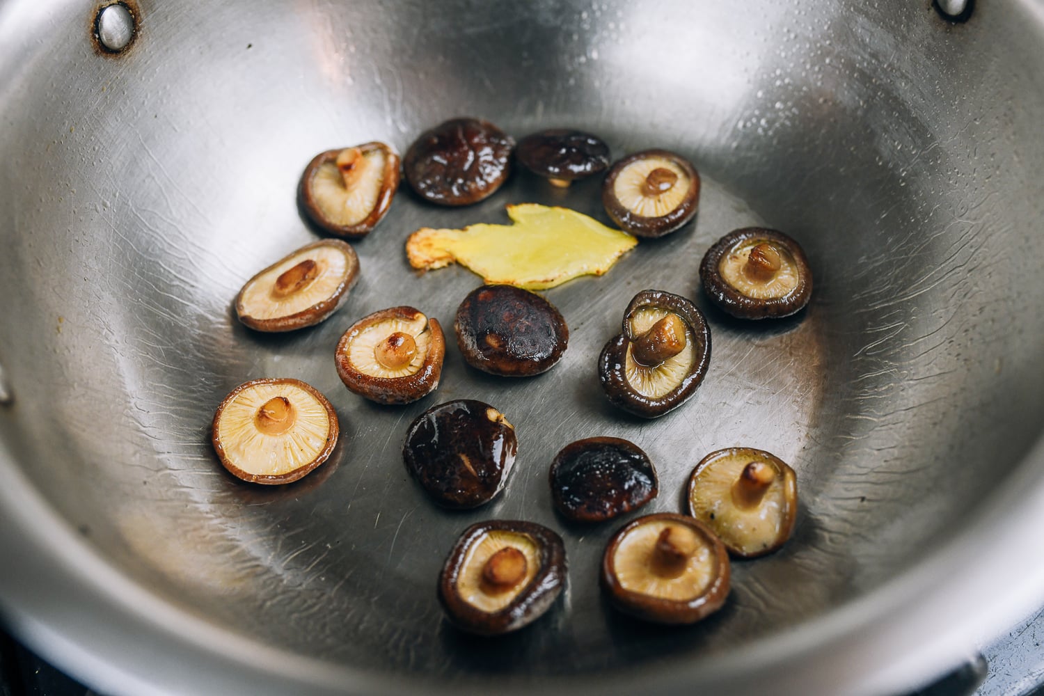 cooking mushrooms and ginger in pot