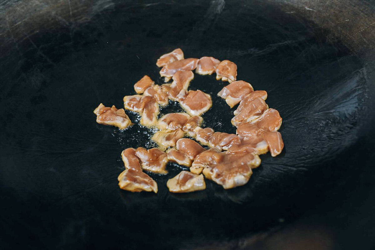 searing chicken in wok