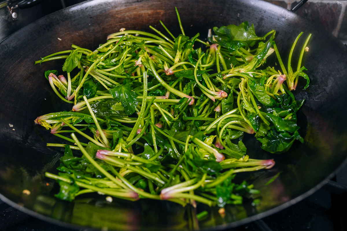 stir-frying spinach stems
