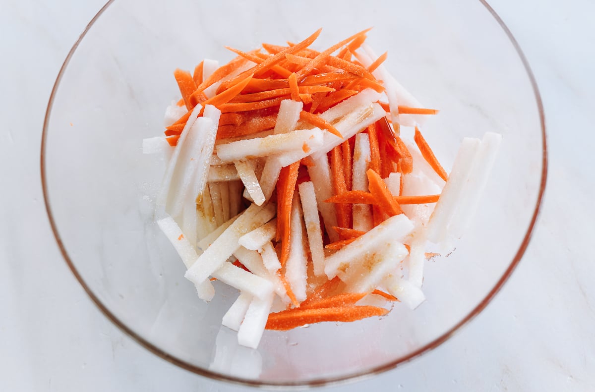 Carrot daikon salad mixture
