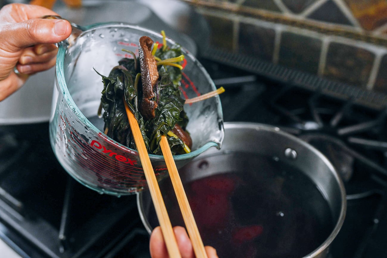 straining solids out of shiso leaf tea